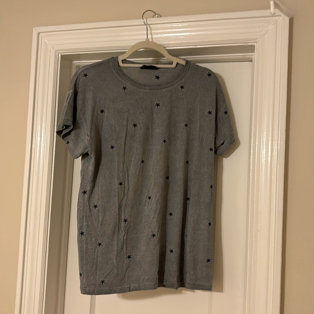 Cute and comfortable grey tshirt with stars, size small, storia brand